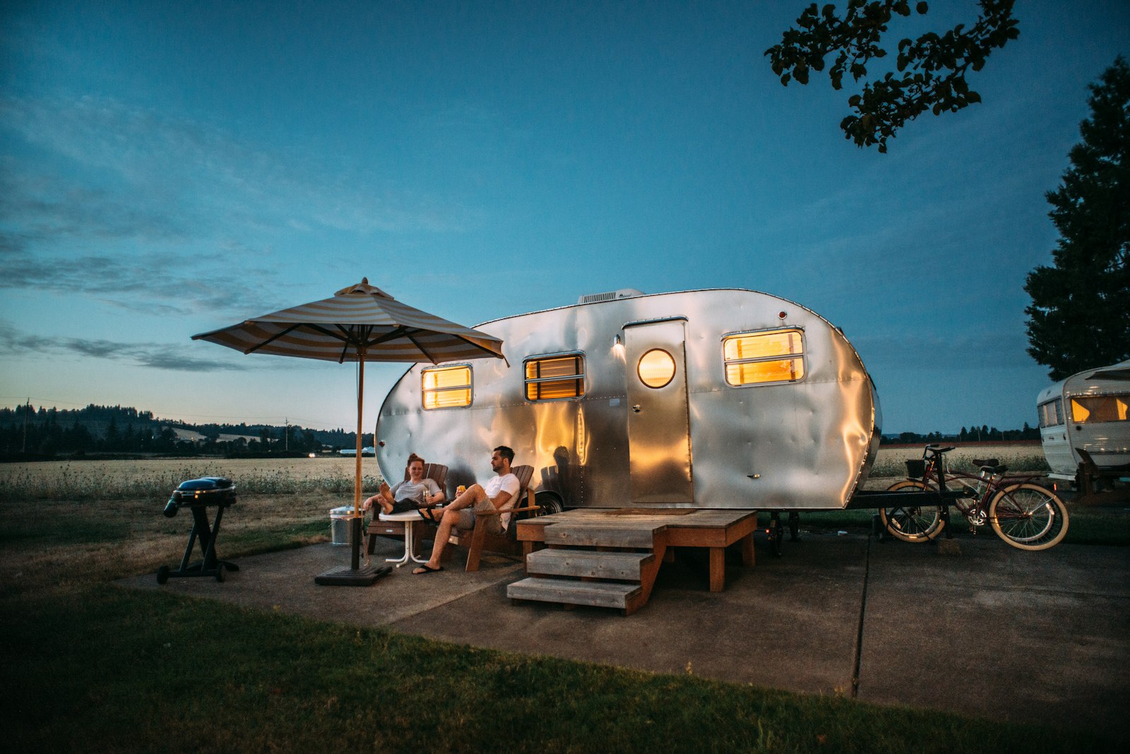 Van auf einem Campingplatz bei Sonnenuntergang